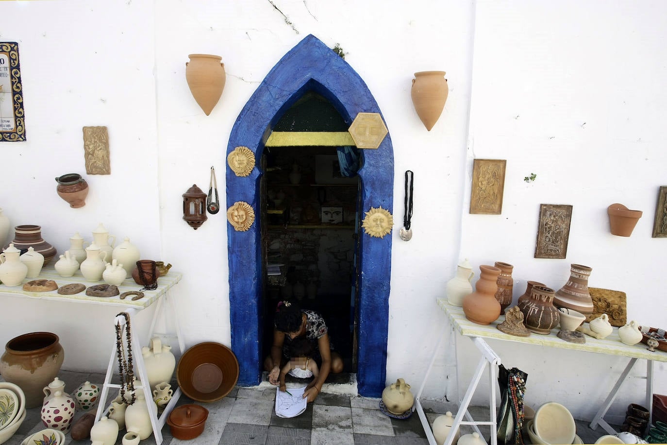 10.- Tarifa (Cádiz, Andalucía) | 3280 Búsquedas/mes. Tarifa, el sitio donde Europa y África se miran cara a cara y son separadas por escasos 14 kilómetros. Municipio que con su posición privilegiada permite a todos sus visitantes disfrutar de innumerables atractivos; desde una naturaleza exuberante, a una cultura e historia apasionantes, hasta actividades deportivas para todos los gustos. Lo que no te pueder perder, según Holidú: Avistar ballenas y delfines, descubrir la playa de Bolonia y hacer excursiones por el parque natural del Estrecho. 