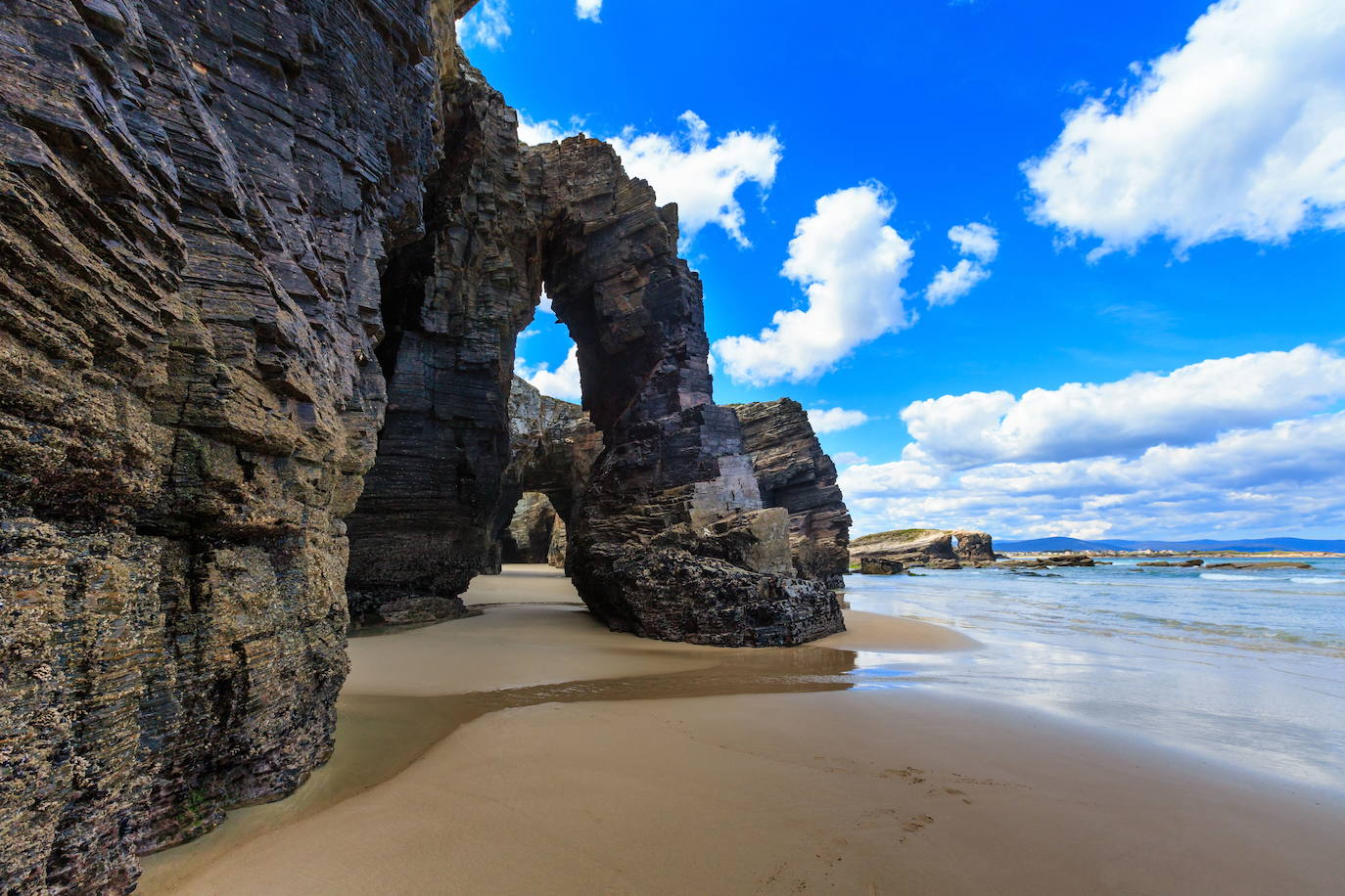 7.- Ribadeo (Lugo, Galicia) | 3860 Búsquedas/mes. Entre los límites fronterizos de Galicia y Asturias, enclavado en la ría de Ribadeo, se encuentra un pueblecito que lleva el mismo nombre, Ribadeo. Un pueblo de gran interés turístico que ofrece la posibilidad de escoger entre multitud de cosas que ver y hacer. Empezando por su casco histórico, con su centro neurálgico en la Plaza de España desde donde se puede descubrir todos los rincones que este municipio esconde. Lo que no te puedes perder, según Holidú: la playa de As Catadrais, la plaza de España y el primer hotel faro de España. 