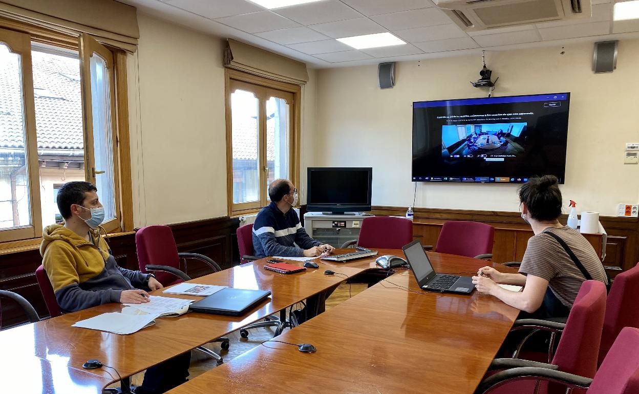 Representantes y técnicos del Ayuntamiento de Durango en la reunión mantenida ayer con la Gobierno vasco, la Mancomunidad de Durangaldea y el Ayuntamiento de Iurreta. 