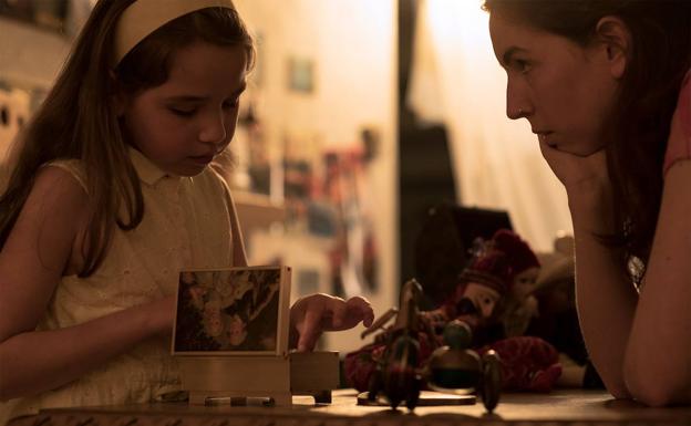 Con la actriz infantil Norma Pujol, en el rodaje de 'La habitación de las estrellas'.