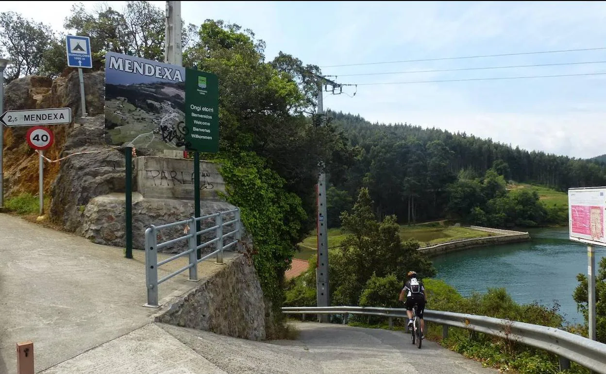 Un ciclista comienza la ruta de Lea Ibilbidea en las inmediaciones del molino Marierrota.