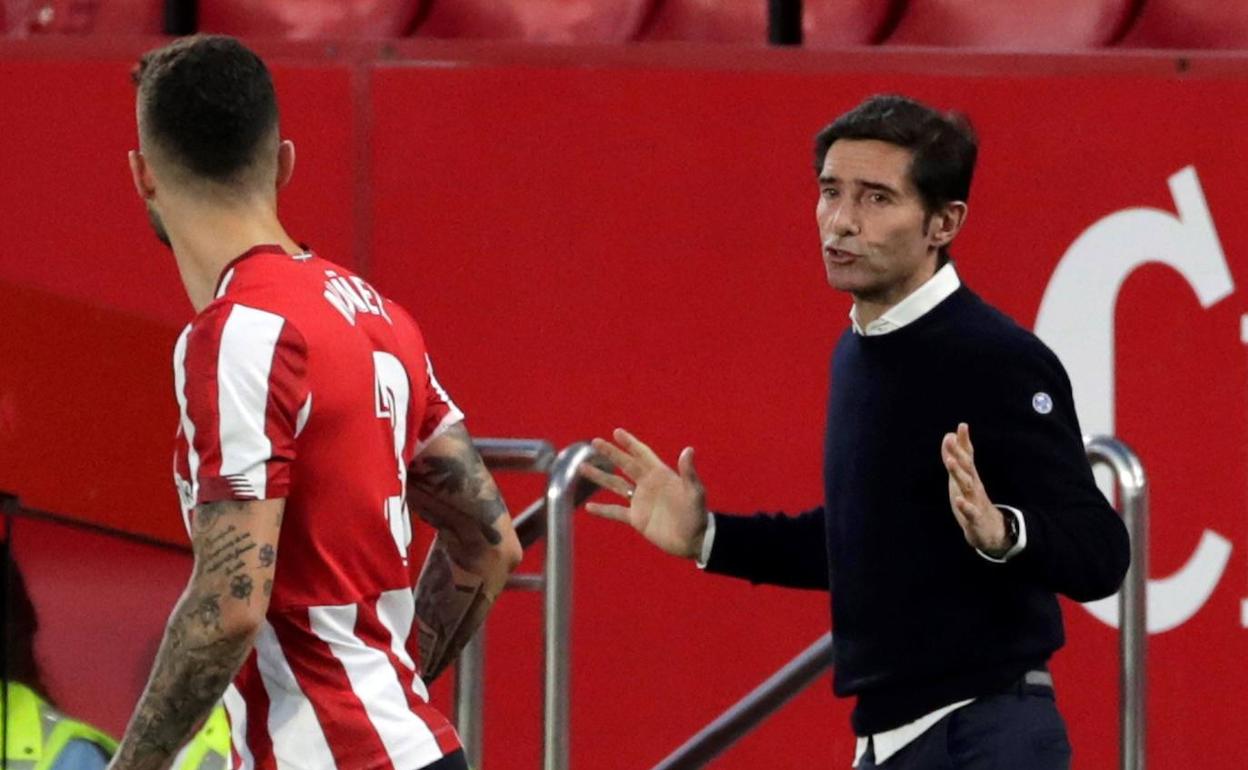 Marcelino da instrucciones a Nuñez en la victoria de Sevilla.