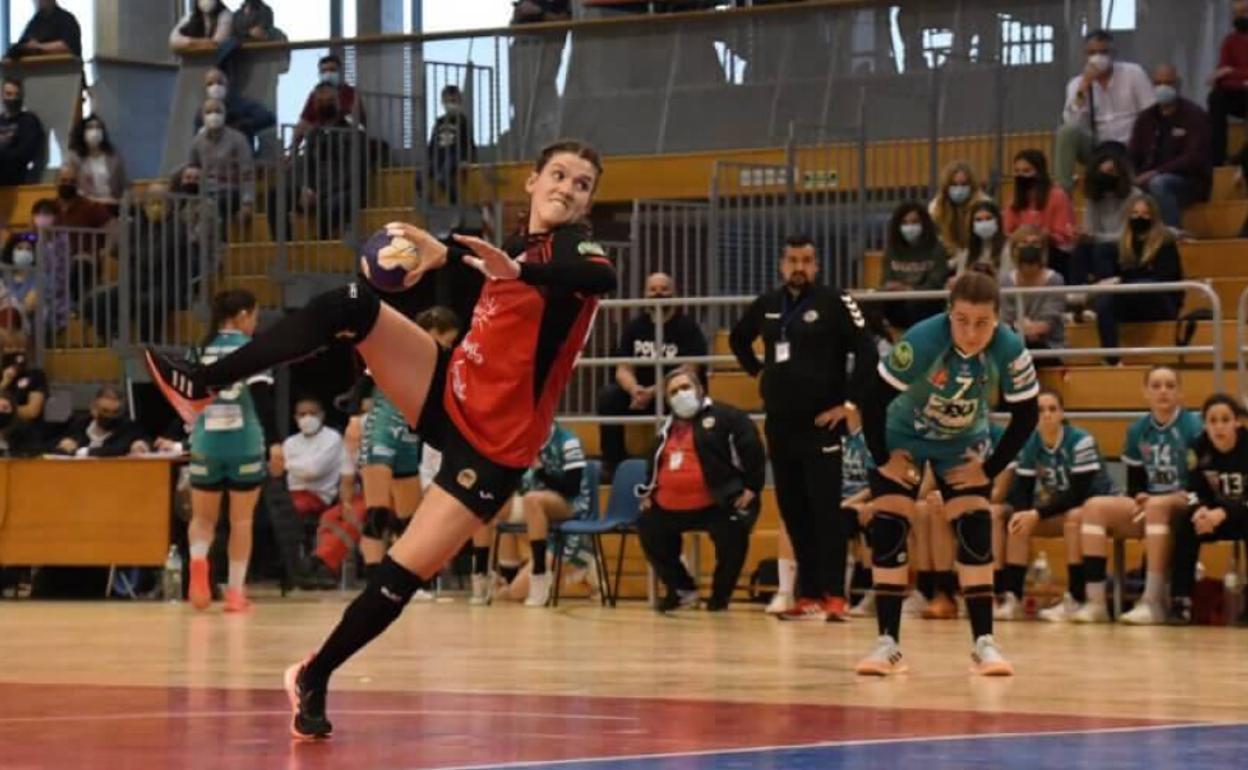 Una de las jugadoras del conjunto levantino lanzando ante la atenta mirada de Ainhoa Hernández. 