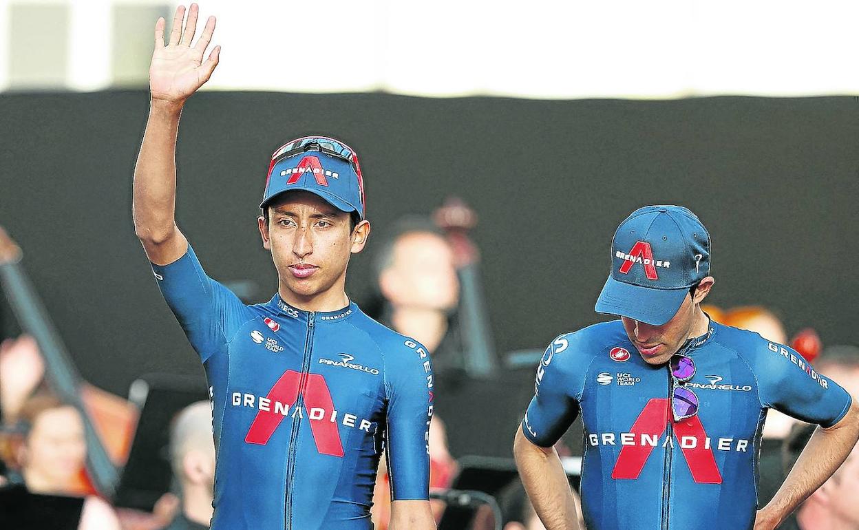 Con el dorsal número 1. Egan Bernal saluda en la presentación de equipos del Giro, junto al vizcaíno Jonathan Castroviejo. 