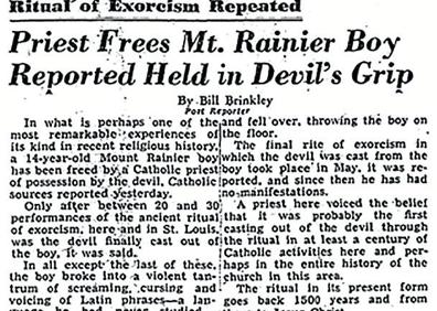 Imagen secundaria 1 - Realidad y ficción. Recorte de prensa de la primera página de 'The Washington Post' del 20 de agosto de 1949, y portada de la novela. Abajo, William Peter Blatty en 'la escalera del exorcista', en Georgetown. 