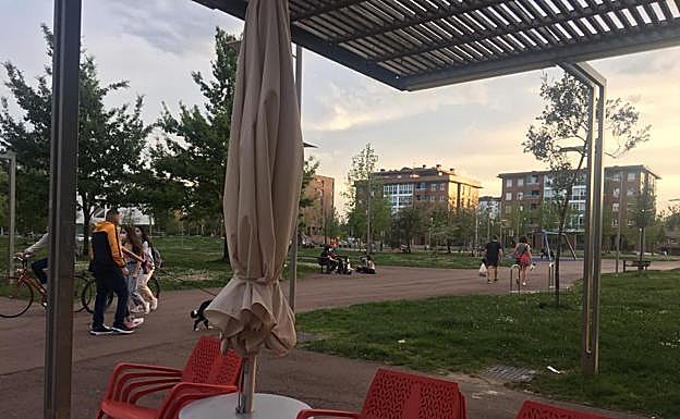 Muchas familias con niños apuran los últimos minutos de luz en el parque del Este, en Salburua.