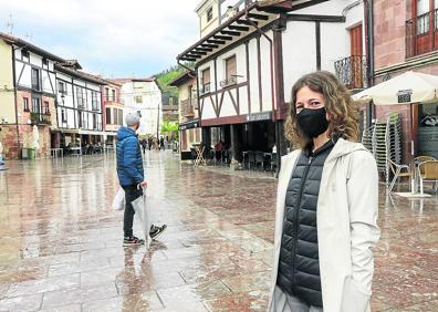 Imagen secundaria 1 - Eva Estévez y Sara Santiago pararon en Labastida antes de pisar Haro. / Elisa Fernández de Larrea visitó Ezcaray / Los turistas se volvieron a llevar un 'selfie' de Vitoria.