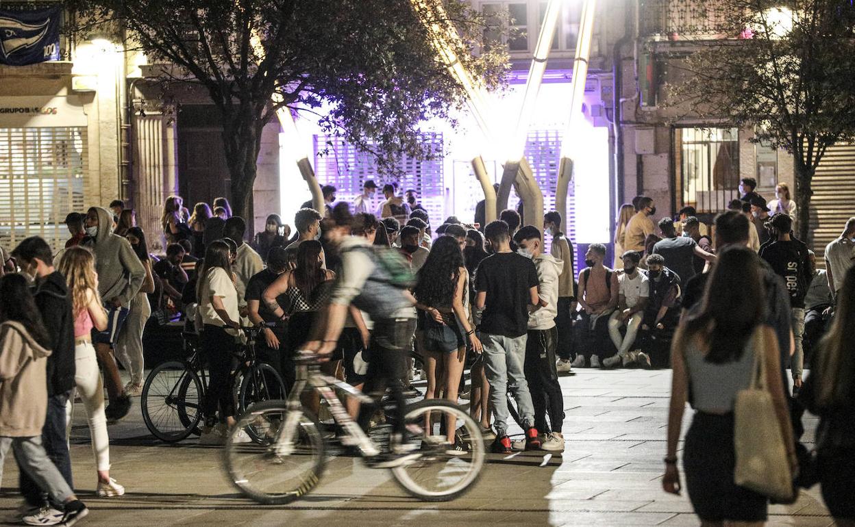 Grupos de jóvenes se congregaron ayer en una fiesta improvisada en la Virgen Blanca. I