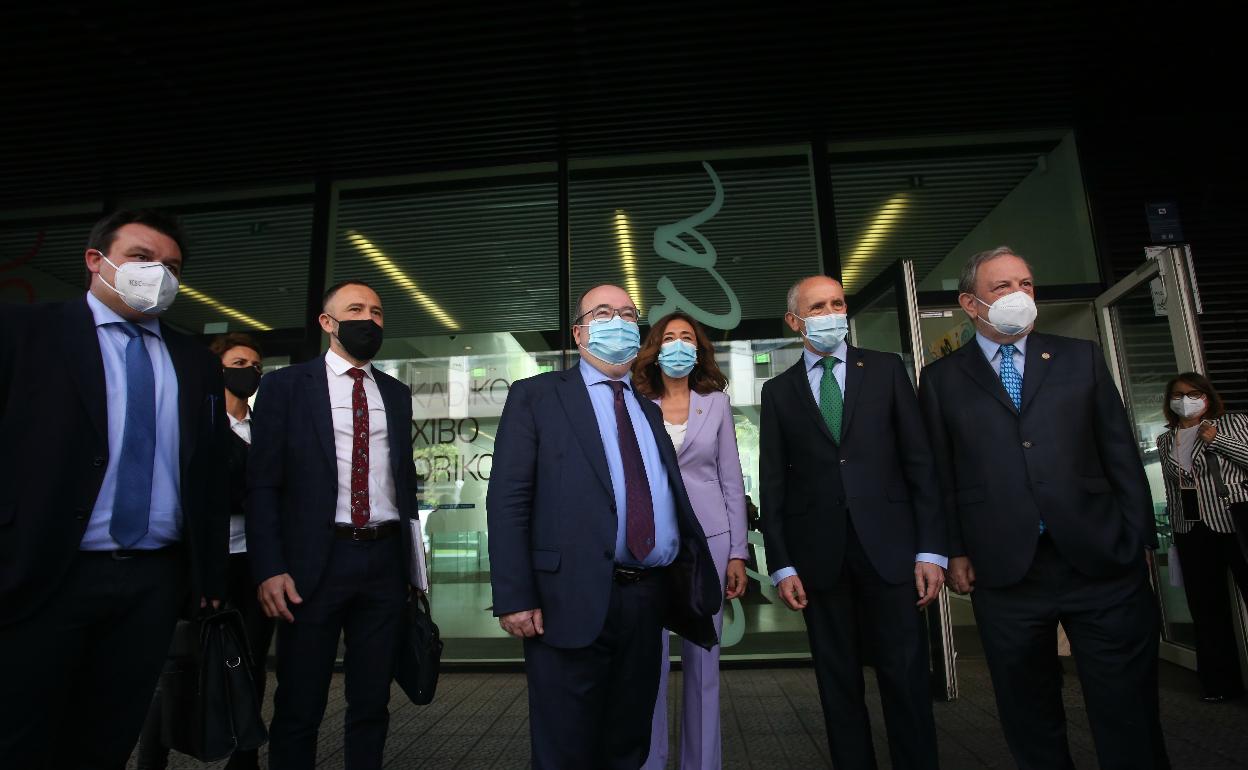 Los gobiernos central y vasco sellan el traspaso de Prisiones y lo desligan del traslado de presos