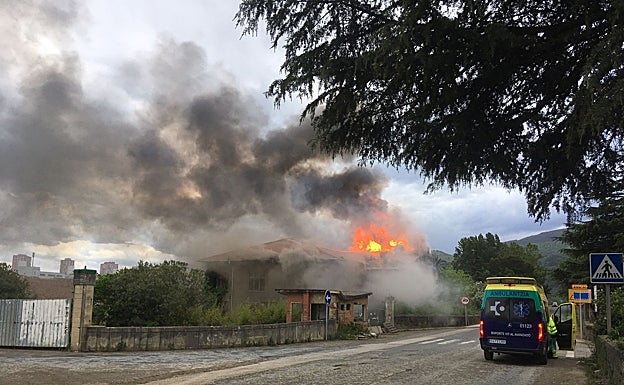 Trapagaran: Un incendio calcina por completo un pabellón abandonado de Babcock