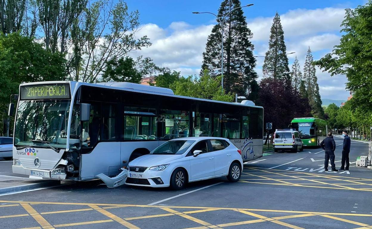 El accidente se ha producido en el cruce de las calles Castillo de Fontecha con Etxezarra.