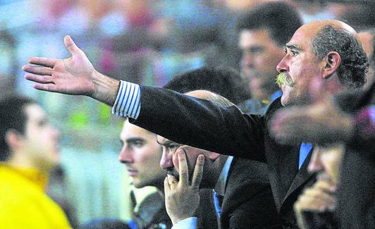 Ondarru, junto a su inseparable Mané, durante su etapa albiazul. 