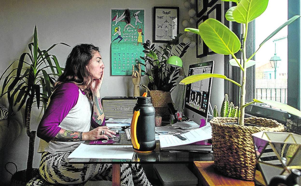 Una mujer desempeña su trabajo desde el domicilio. 