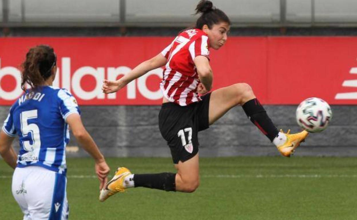 Lucía García tratando de controlar el balón en el aire, en el derbi del pasado domingo contra la Real en Lezama. 