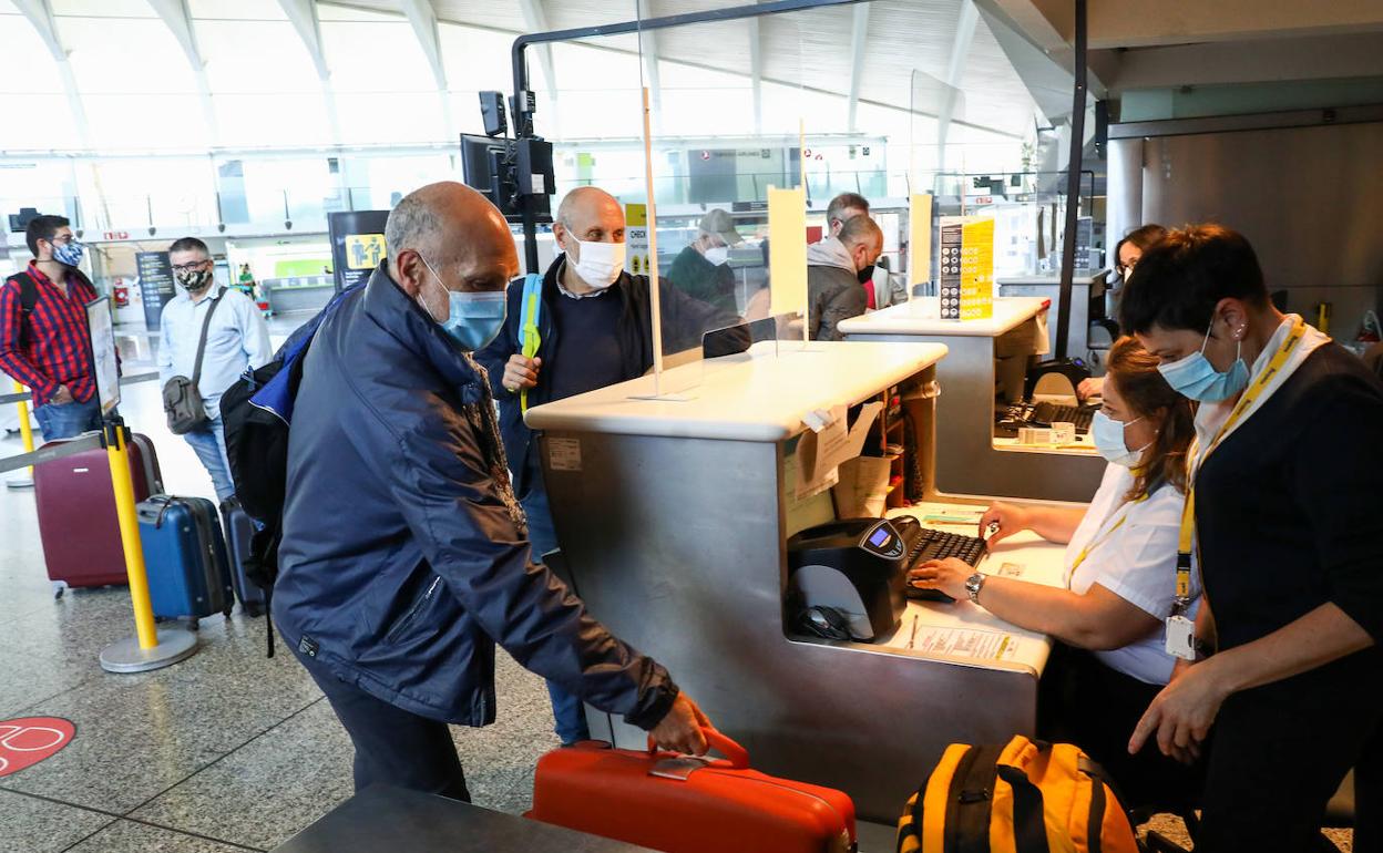 Natxo Segovia y Fernando Castillo han puesto rumbo a Gran Canaria desde el Aeropuerto de Loiu. 