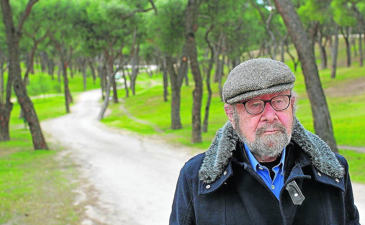 José Manuel Caballero Bonald, paseando por la Dehesa de la Villa, junto a su casa de Madrid.