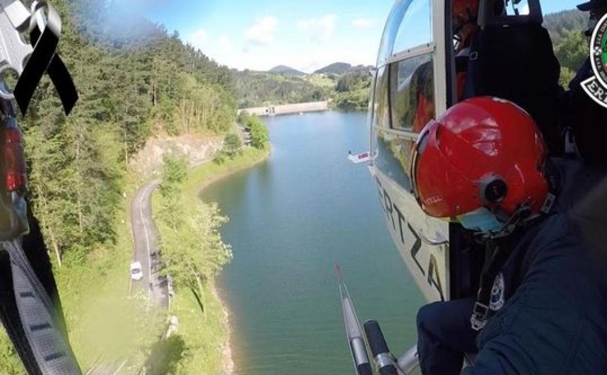 El helicóptero de la Ertzaintza ha rescatado el cuerpo sin vida a las 9.40 horas/