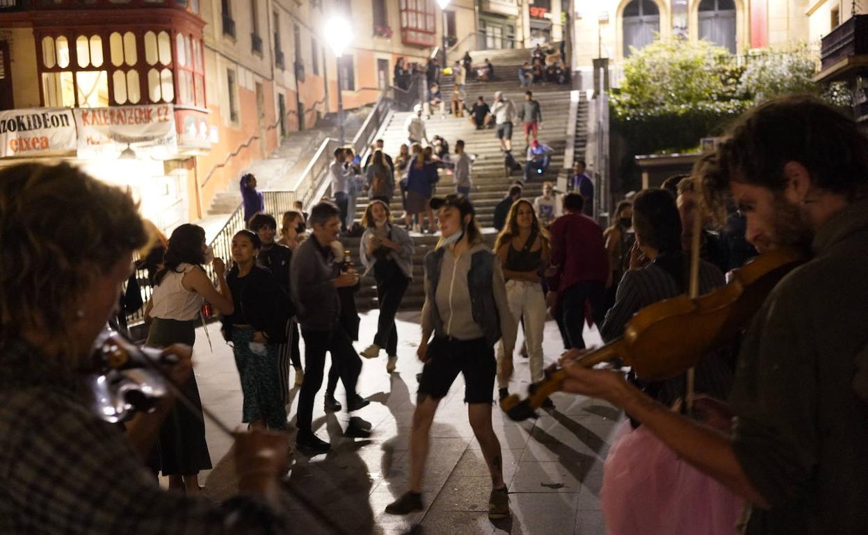 Decenas de personas celebran el fin del estado de alarma el pasado sábado por la noche en Bilbao. 