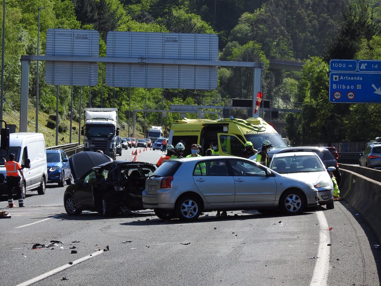 Un accidente entre ocho coches en el Txorierri deja cuatro heridos y casi tres horas de retenciones