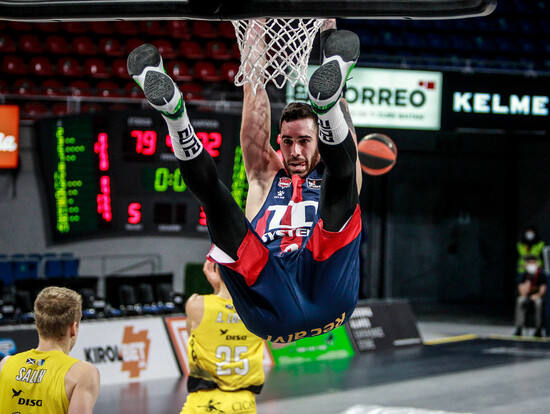 Vildoza se queda colgado del aro cuando aún era jugador del Baskonia