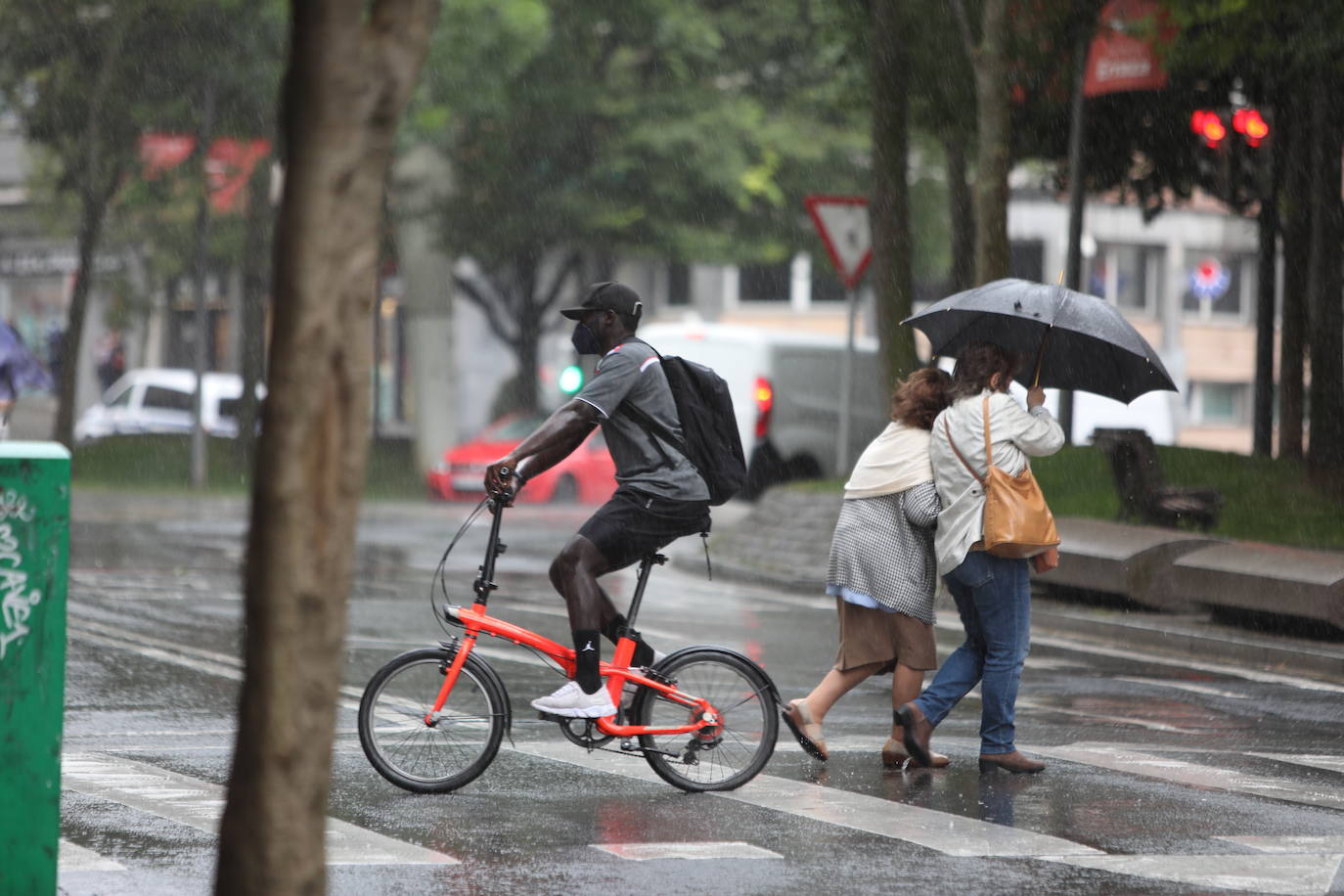 Fotos: Una galerna deja precipitaciones y fuertes vientos y provoca un descenso radical de las temperaturas en Bizkaia