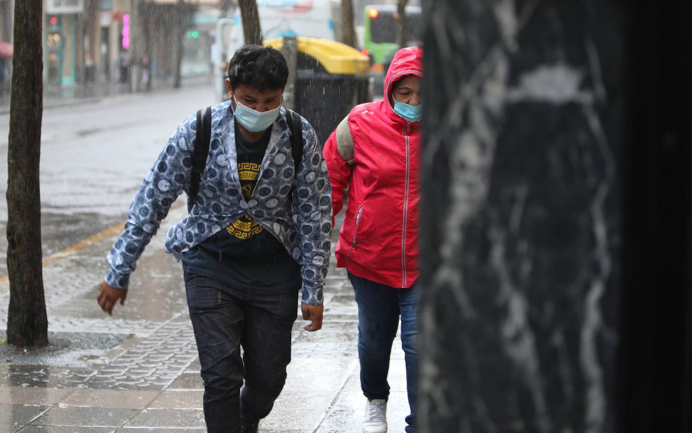Fotos: Una galerna deja precipitaciones y fuertes vientos y provoca un descenso radical de las temperaturas en Bizkaia