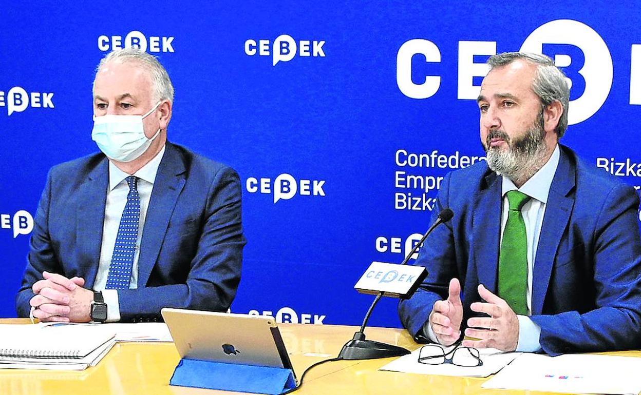 Iñaki Garcinuño, en la fotografía junto a Francisco Javier Azpiazu, abadonará hoy la presidencia de Cebek tras ocho años en el cargo. 