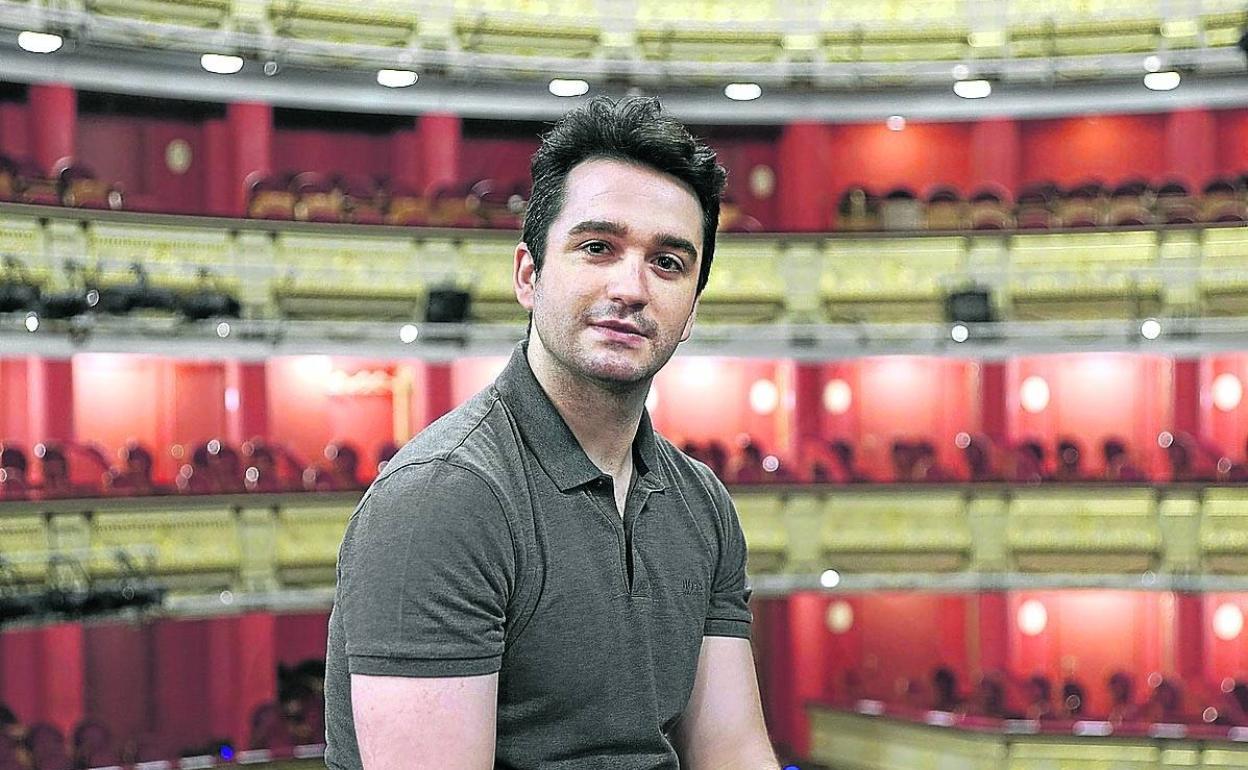 Xabier Anduaga, en el Teatro Real de Madrid, en donde ensaya estos días 'Viva la mamma', de Gaetano Donizetti. 
