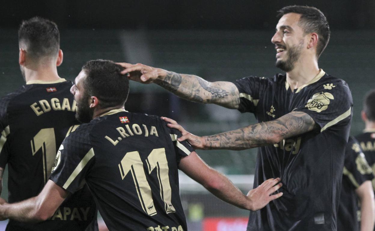 Joselu felicita a Rioja tras su gol en Elche. 