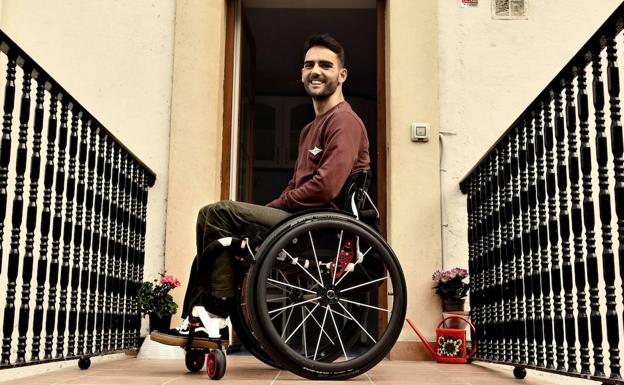 Ander Arteagabeitia posa en la entrada de su casa.