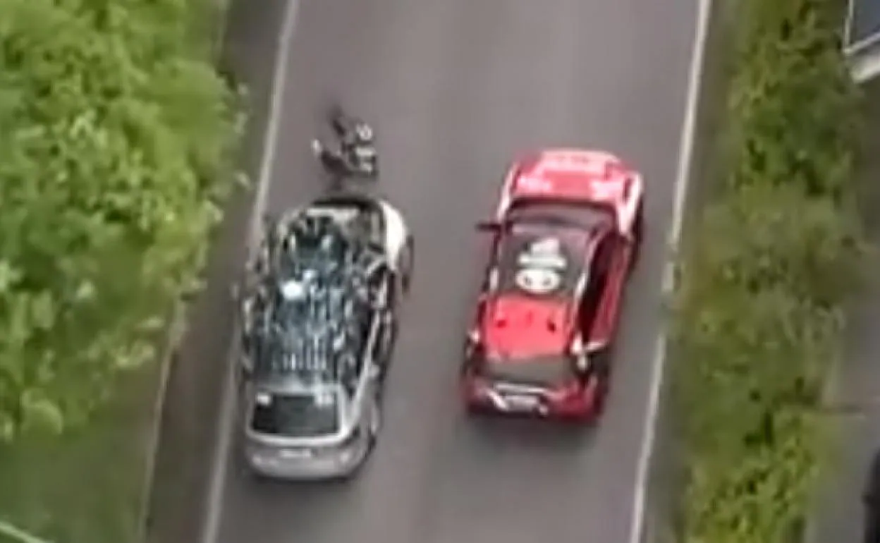Un coche del equipo Bike Exchange embiste a un ciclista en el Giro