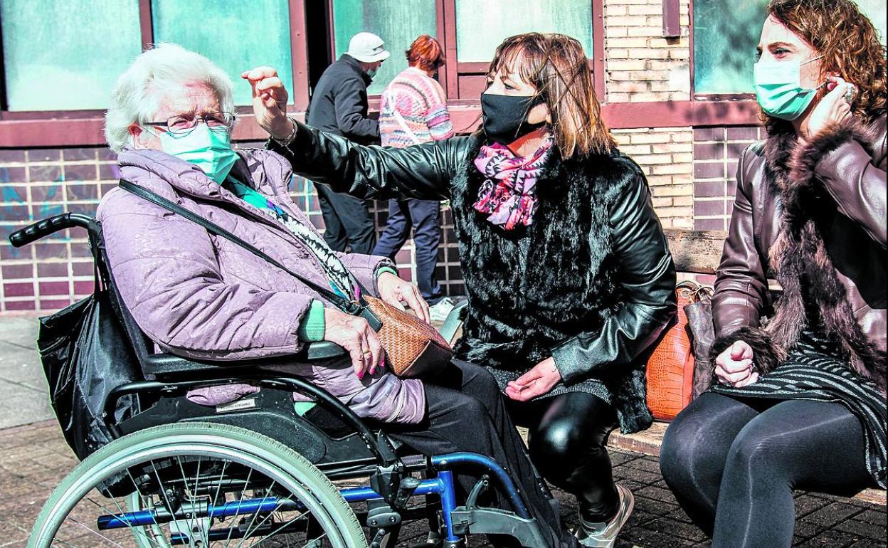 Familiares se reencuentran con sus mayores en una residencia vizcaína libre de covid.