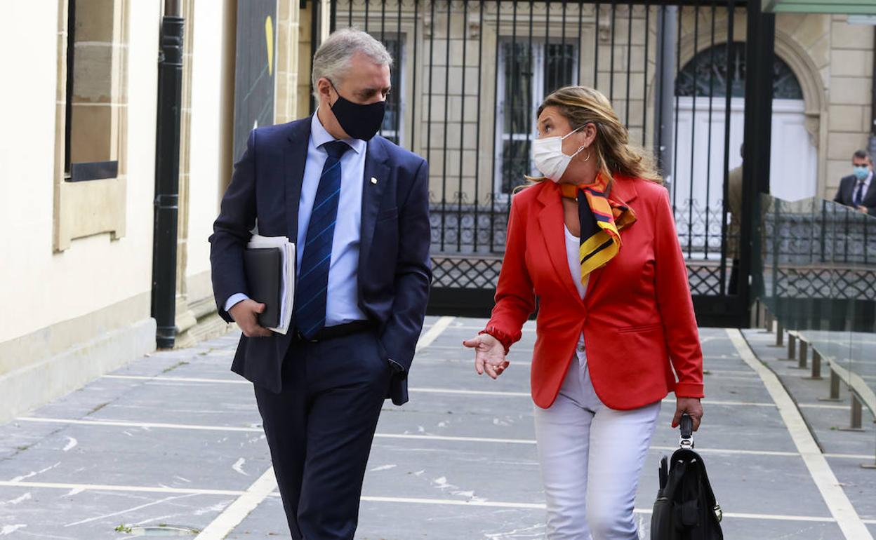 Iñigo Urkullu y Gotzone Sagardui han entrado juntos este jueves al Parlamento vasco. 