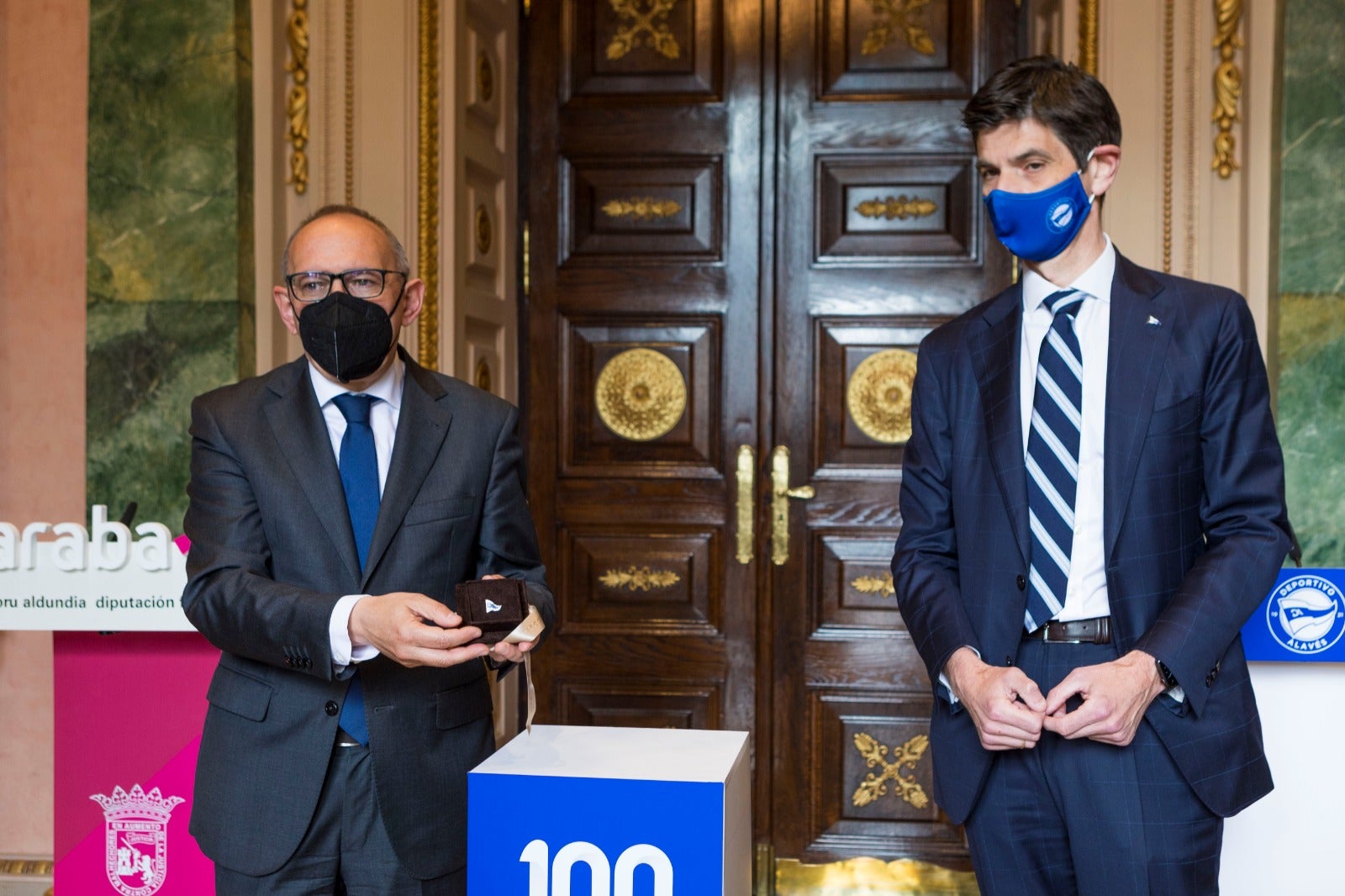 Ramiro González y Alfonso Fernández de Trocóniz en el acto de entrega de la insignia del club. 