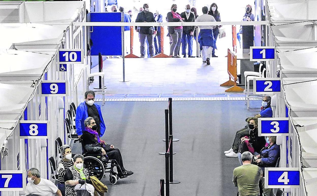 Varias personas esperan el momento de ser vacunadas en el pabellón de La Casilla. 