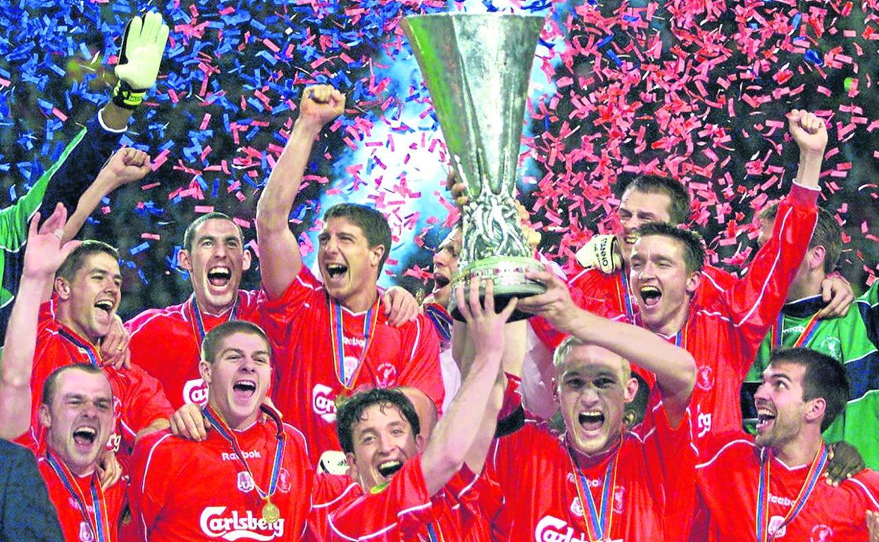 5-4. Hyypia y Fowler -con un imberbe Gerrard a su lado- levantan la Copa.