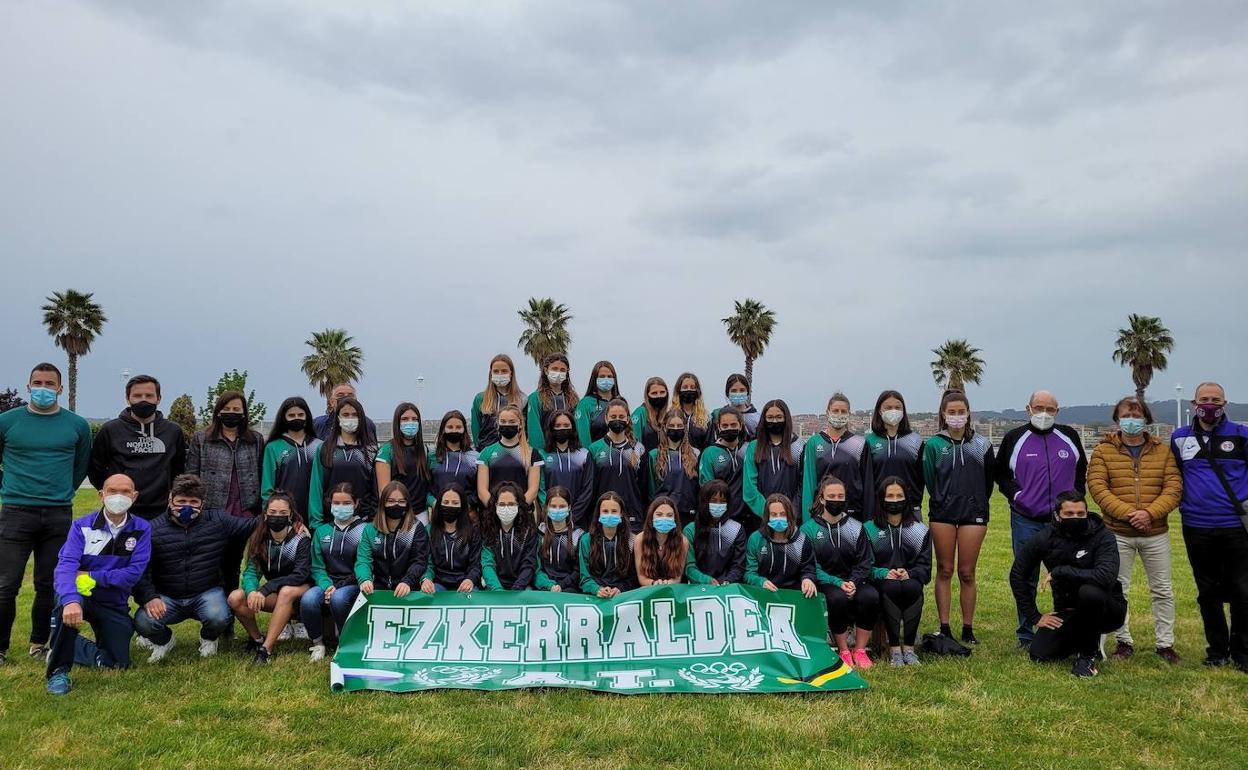 Algunas de las atletas, responsables y miembros del club, junto al concejal de Deportes de Santurtzi, Danel Bringas y el de Portugalete, Iker Villalba. 