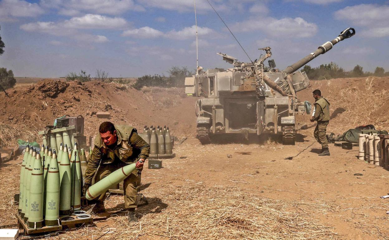 Soldados israelíes disparan un obús autopropulsado hacia Gaza desde la ciudad de Sderot. Menahem 