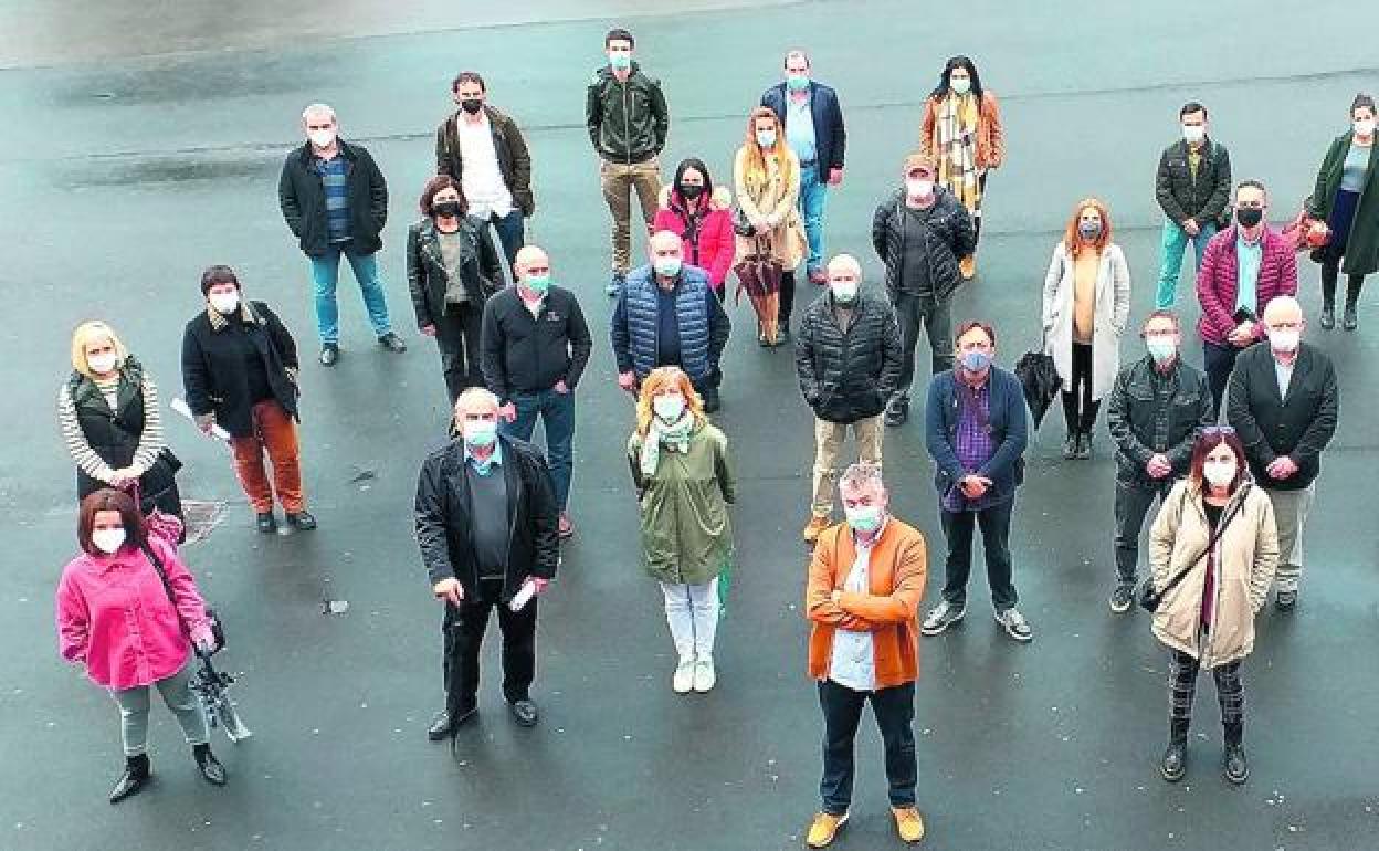 Representantes de la Mancomunidad posan para ELCORREO tras el pleno en el que se oficializó la entidad. 