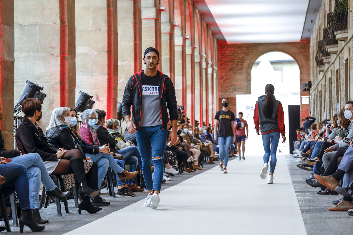 Fotos: Los Arquillos acogen la Pasarela Gasteiz On con la presencia de nuevos diseñadores