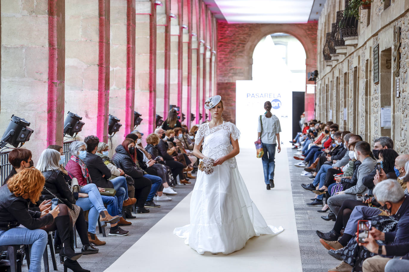 Fotos: Los Arquillos acogen la Pasarela Gasteiz On con la presencia de nuevos diseñadores