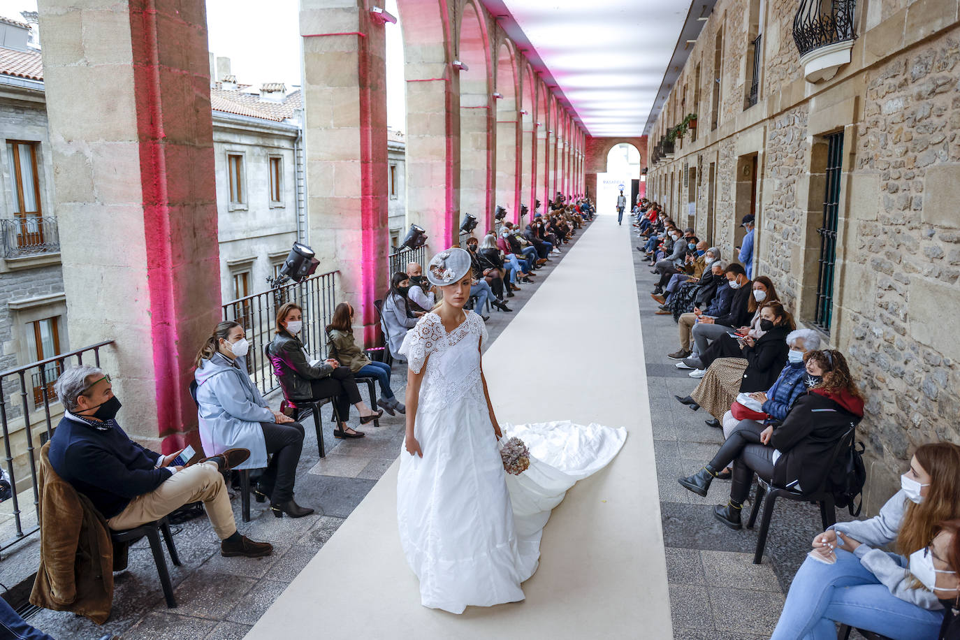 Fotos: Los Arquillos acogen la Pasarela Gasteiz On con la presencia de nuevos diseñadores