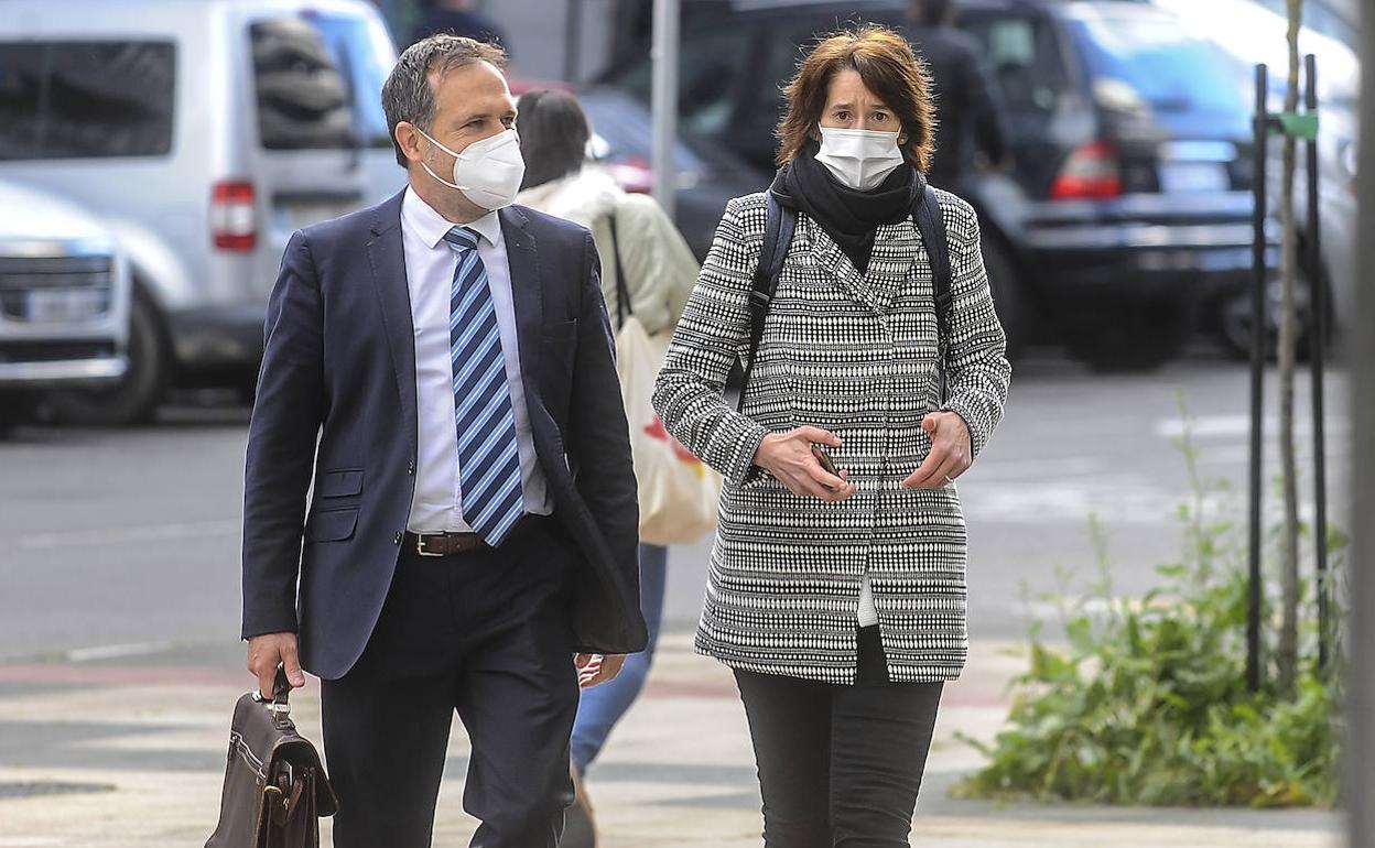 La concejal de Deportes, Livia López, ayer viernes, a su llegada al Palacio de Justicia de Vitoria. 