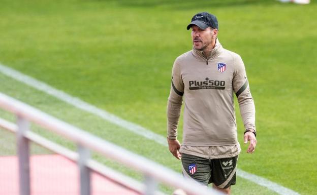 Diego Pablo Simeone, durante el entrenamiento del Atlético de este sábado. 