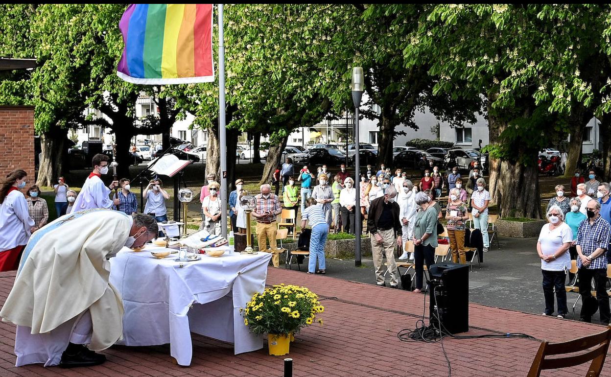 La Iglesia Católica Alemana Empieza A Bendecir A Parejas Homosexuales