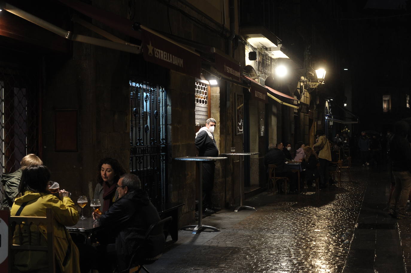 Fotos: Ambientazo en el Casco Viejo y Ledesma y botellones en Doña Casilda