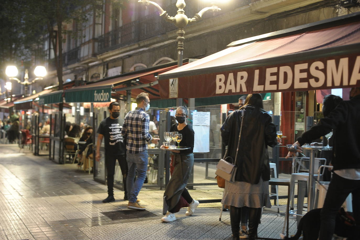 Fotos: Ambientazo en el Casco Viejo y Ledesma y botellones en Doña Casilda