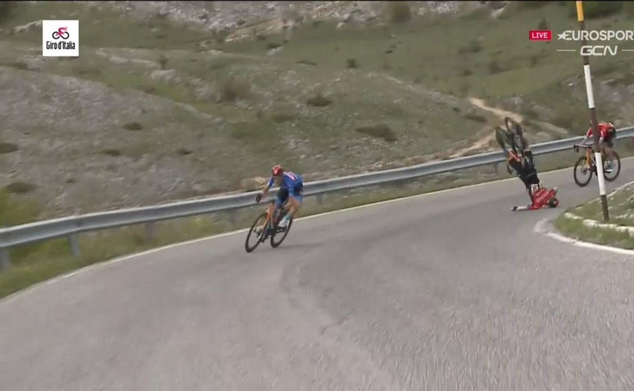 Escalofriante caída de Mohoric, que parte la bicicleta en dos