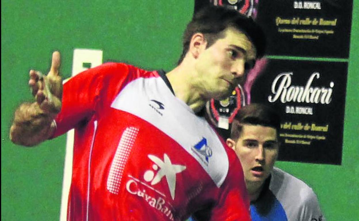 Zabaleta suelta la zurda ante la mirada de Arteaga II.