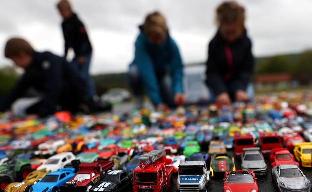 Niños montan un auto cine con coches en miniatura en Duedelsheim, Alemania 